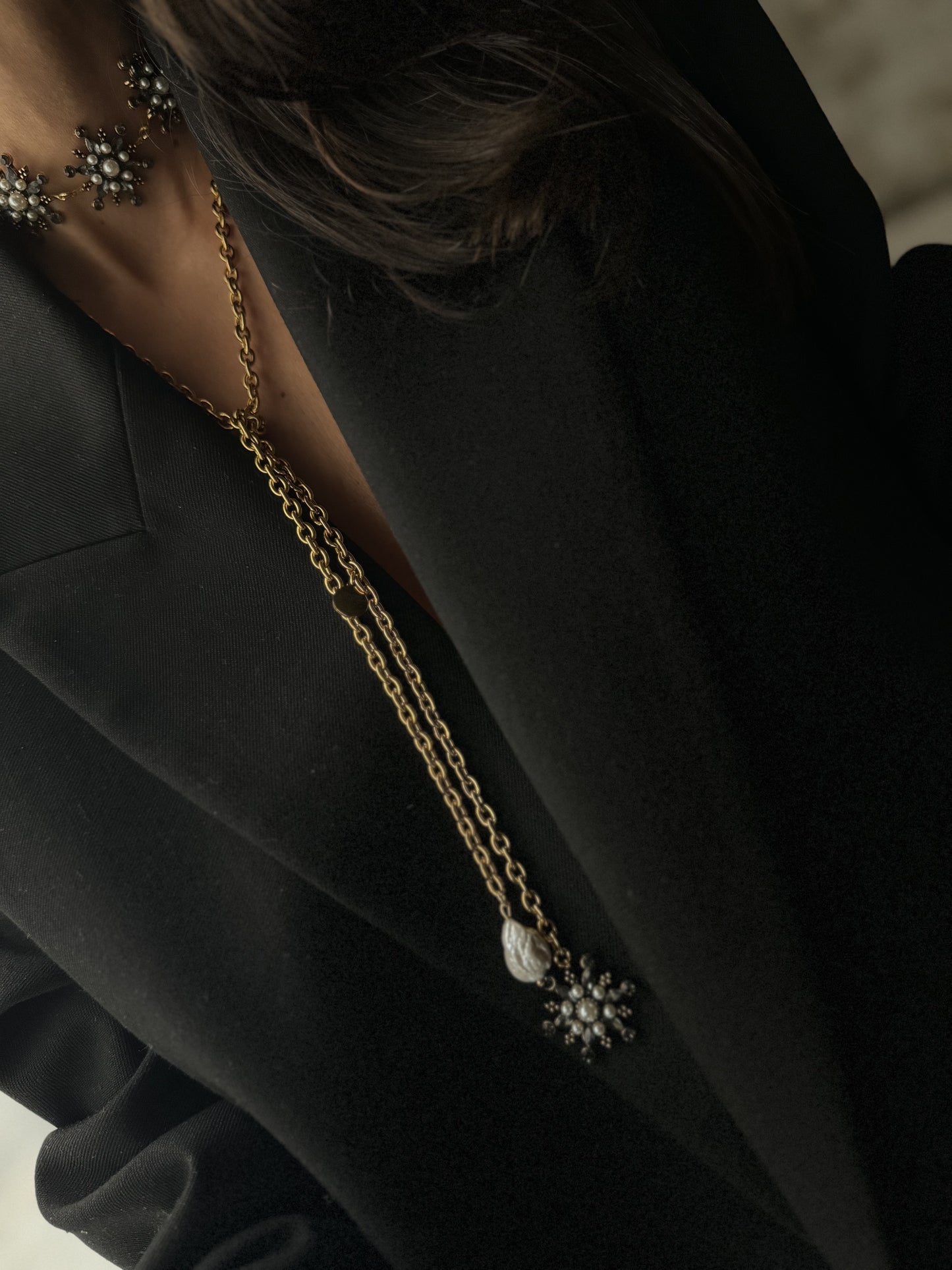 Collar RAÍCES Multiposición Estrella Emperlada & Perla Tono Oscuro