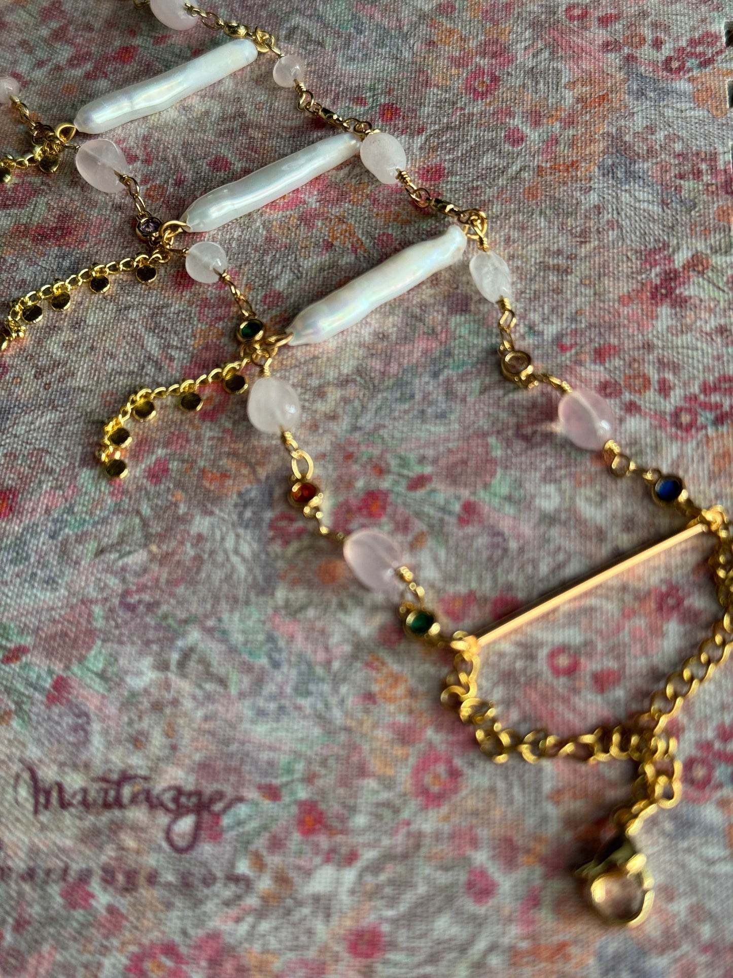 Chocker Emilianna Blush violeta, Raíces