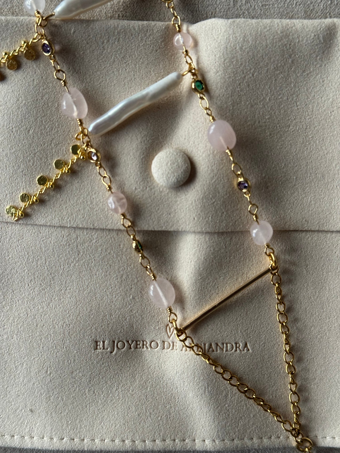 Chocker Emilianna Blush violeta, Raíces