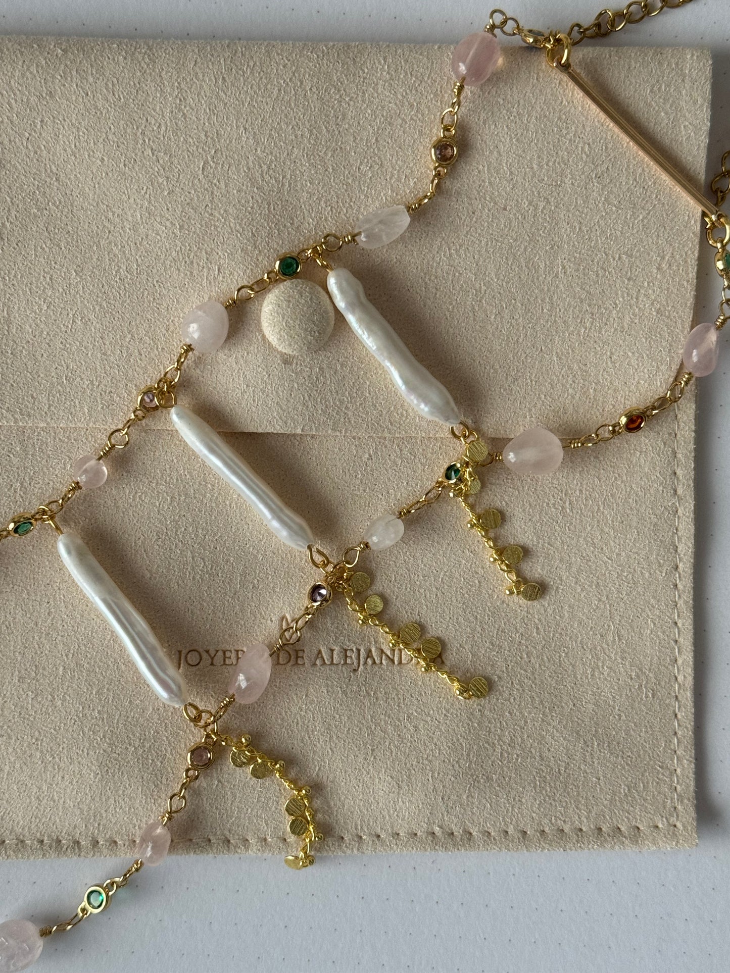 Chocker Emilianna Blush violeta, Raíces