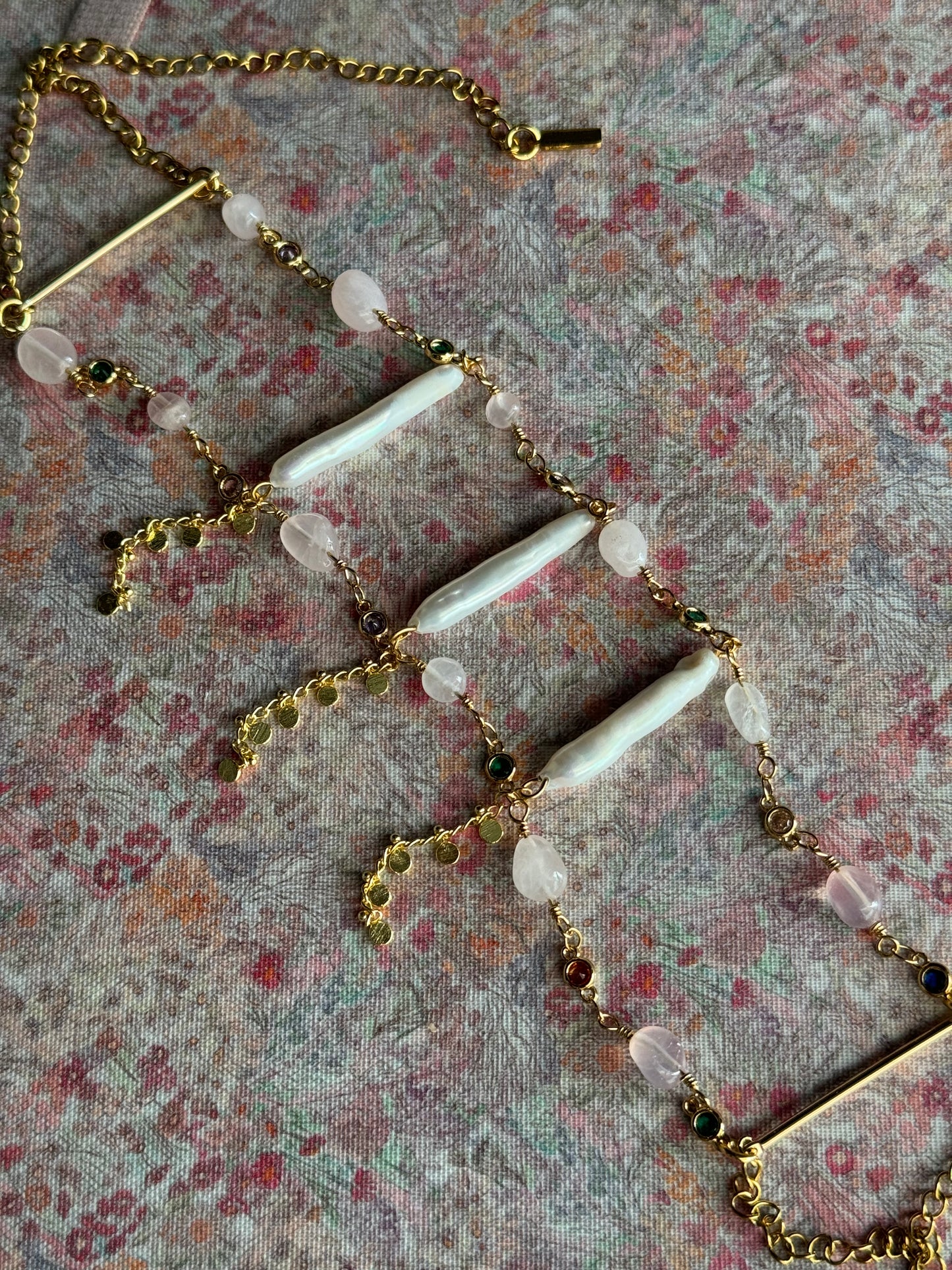 Chocker Emilianna Blush violeta, Raíces