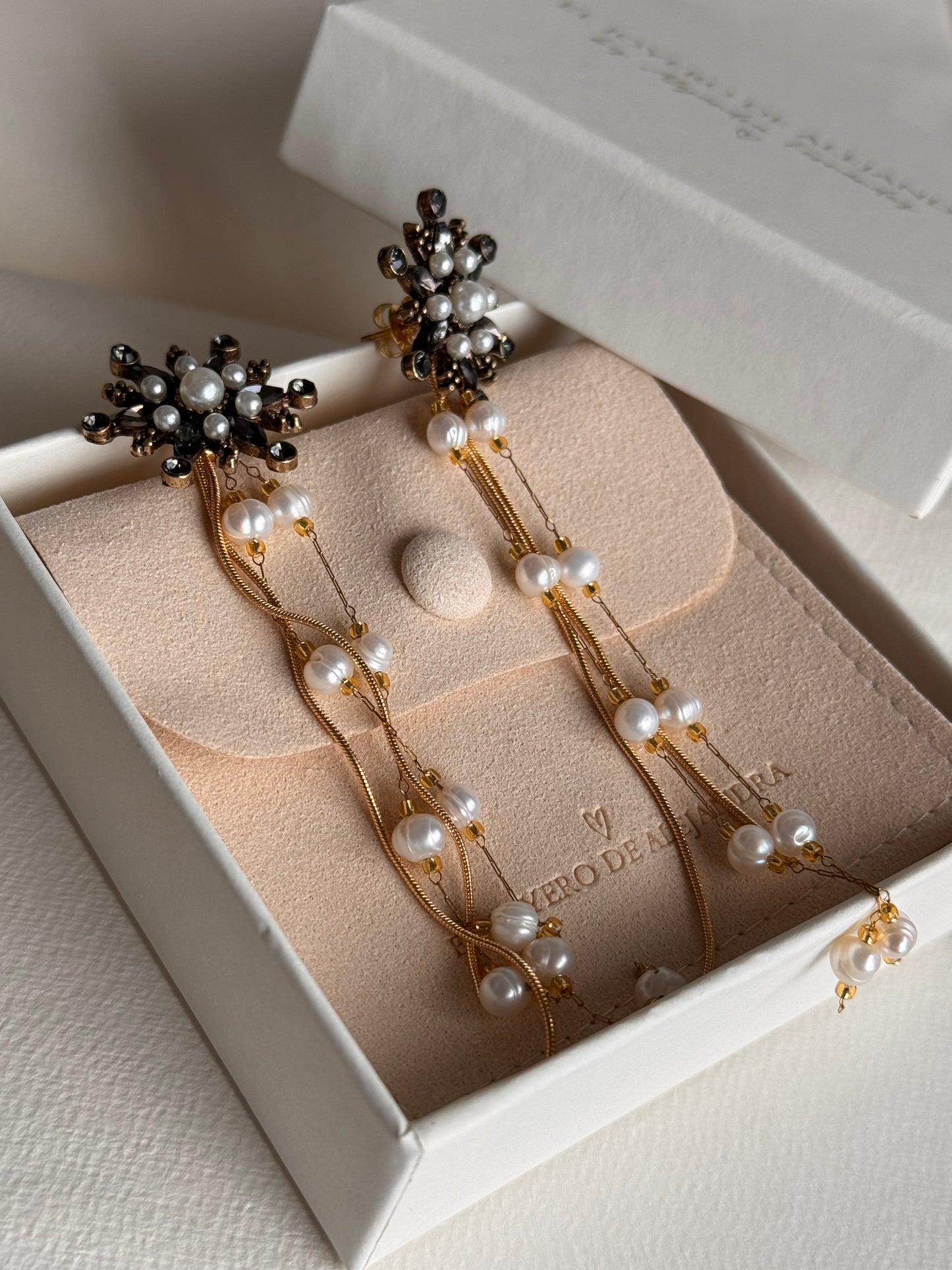 Pendientes Raíces "En continuo Movimiento" flecos & perlas