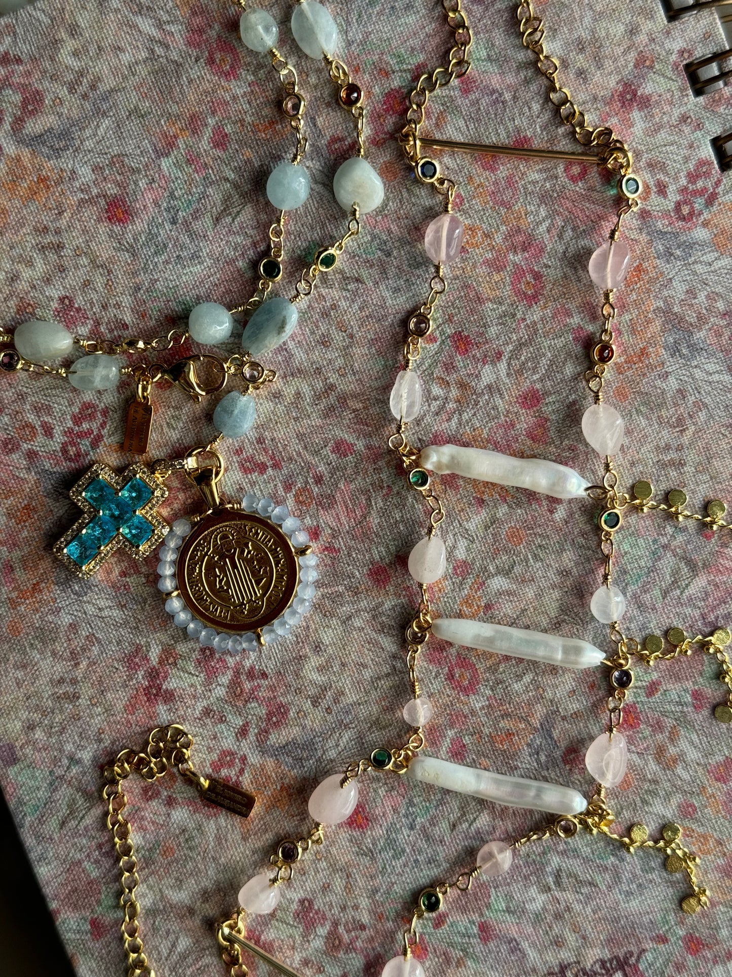 Chocker Emilianna Blush violeta, Raíces