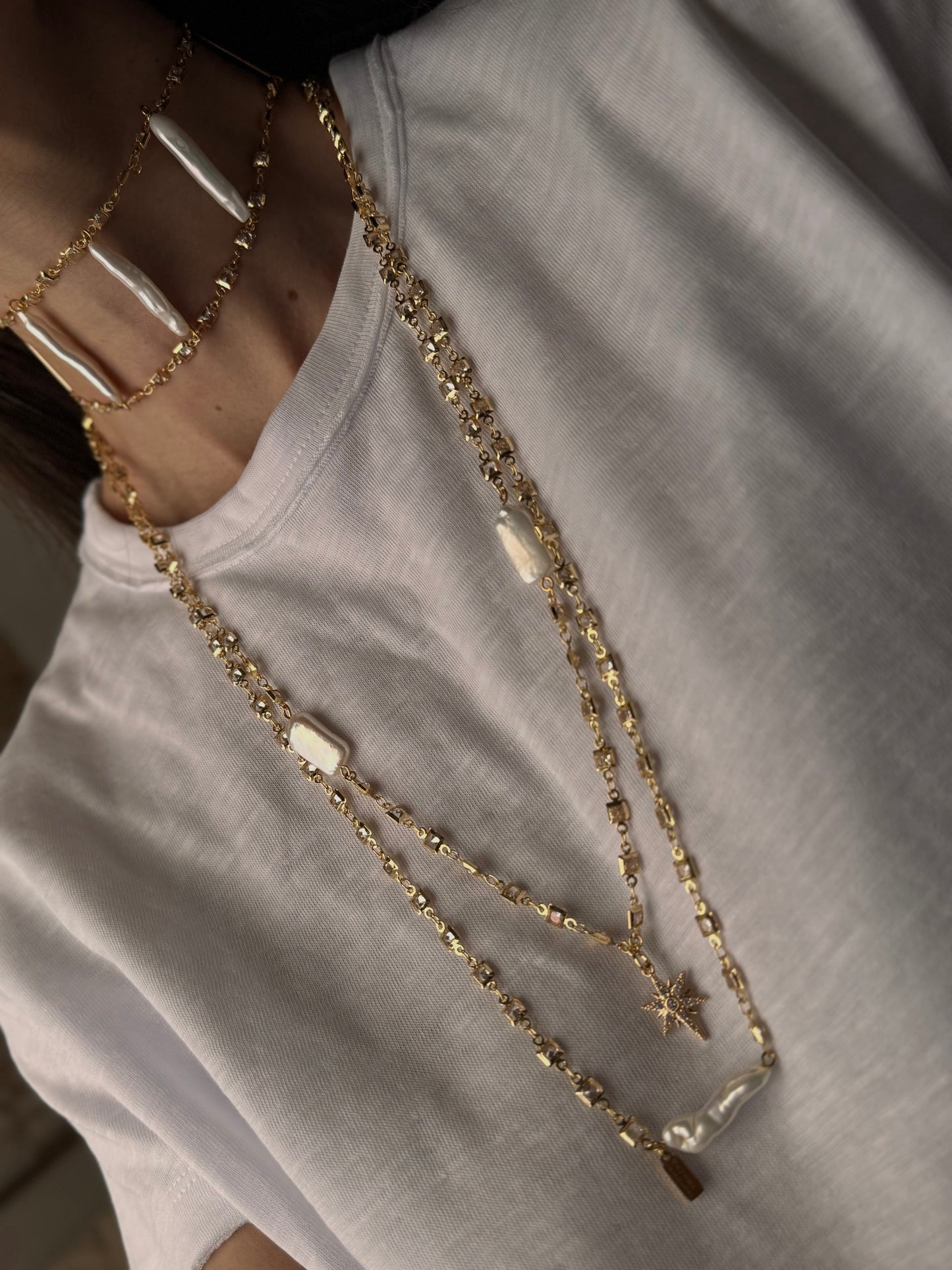 Choker Emilianna Glass, Raíces