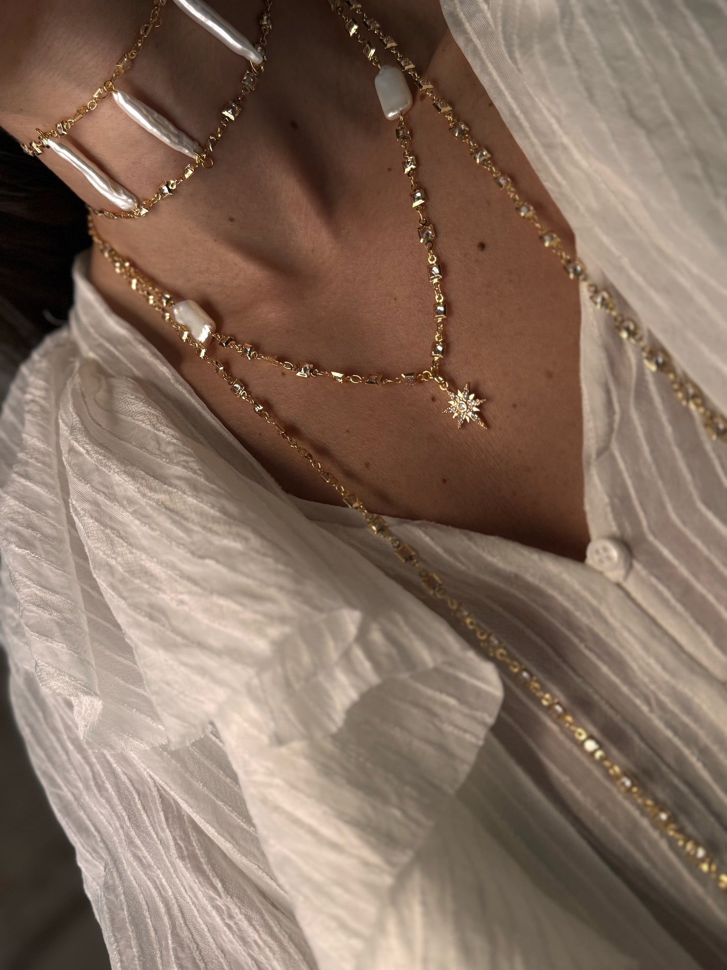 Choker Emilianna Glass, Raíces