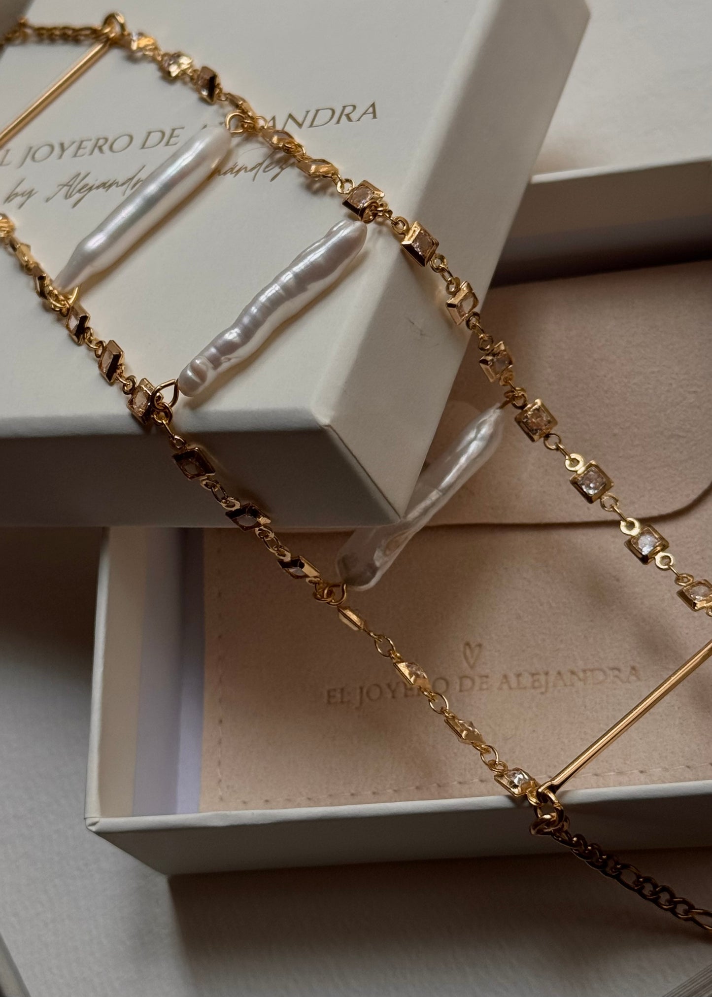 Choker Emilianna Glass, Raíces