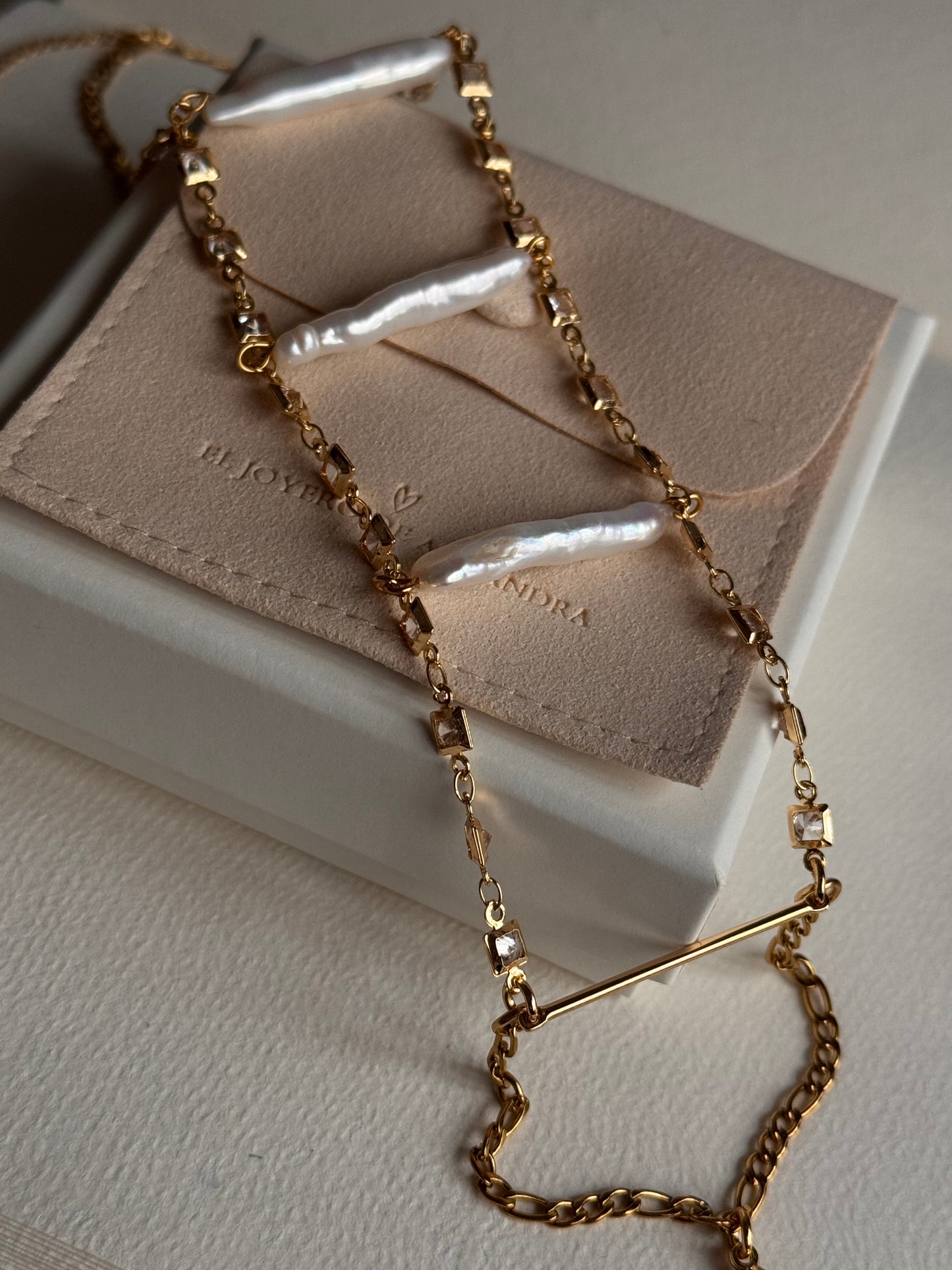 Choker Emilianna Glass, Raíces